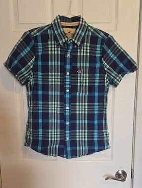 Hollister Men's Short-Sleeve Plaid Button-Down in Navy, Teal, and Green